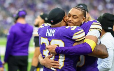 Smith, Ham honored near end of Vikings 16-3 win over Packers
