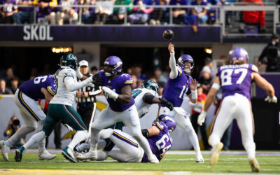 Vikings bring back QB Carson Wentz